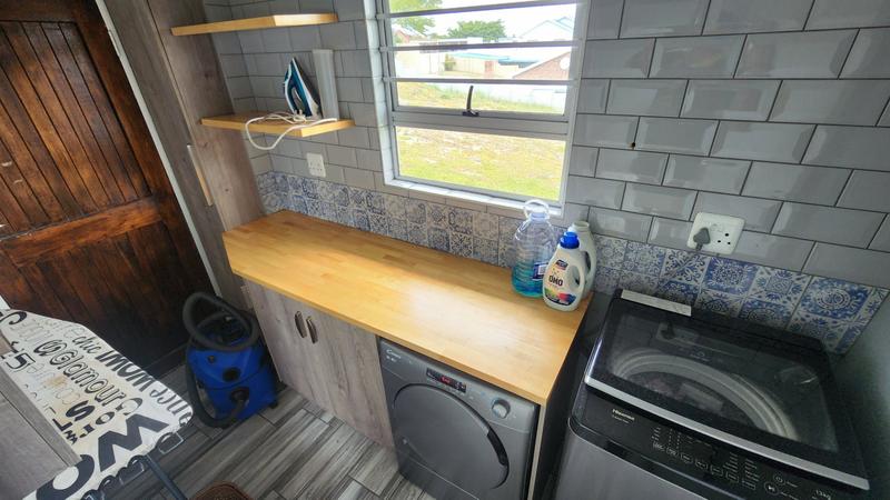 6 Bedroom Property for Sale in Paradise Beach Eastern Cape